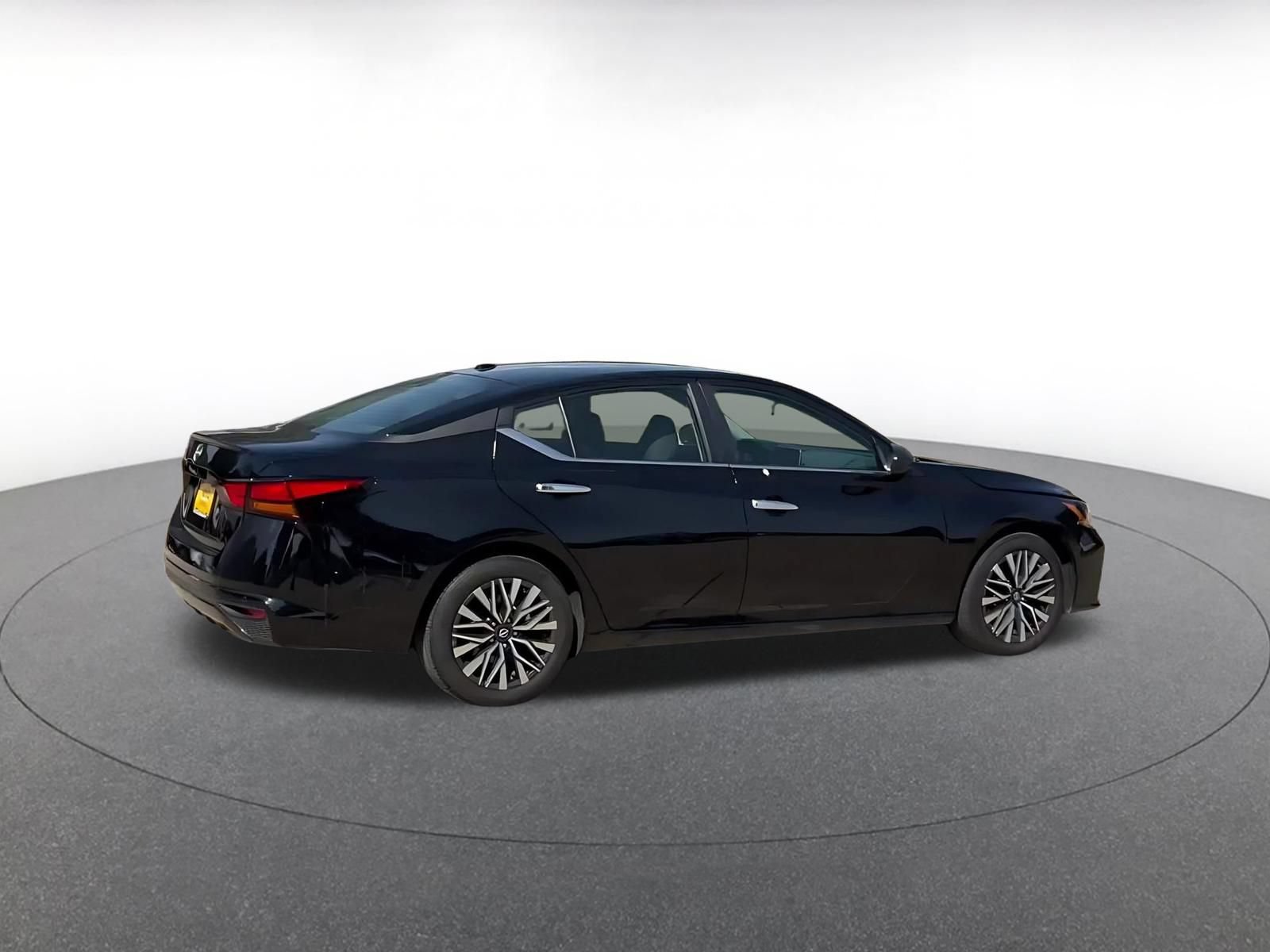 Used 2025 Nissan Altima 2.5 SV FWD image 11