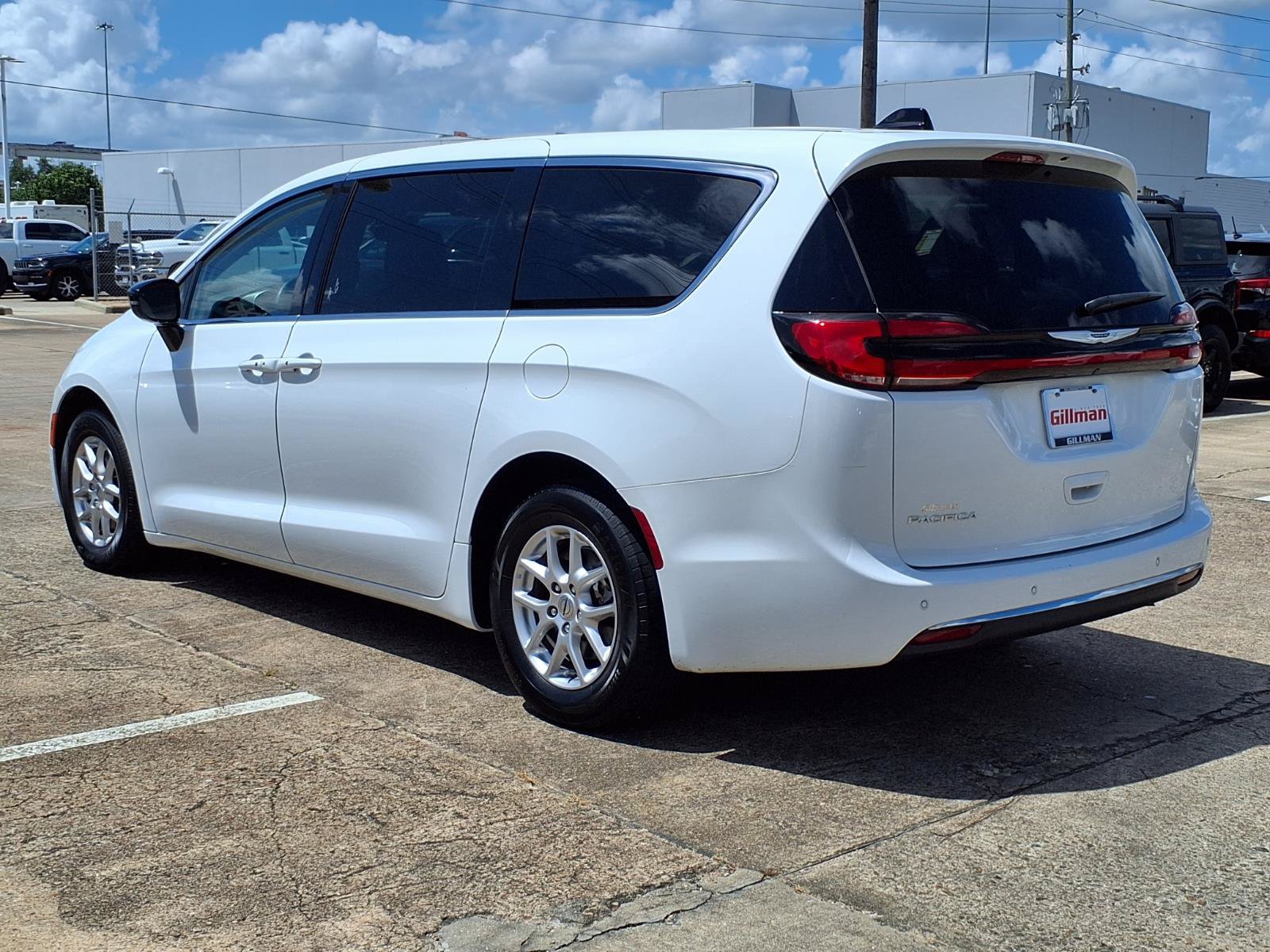 Used 2024 Chrysler Pacifica Touring-L FWD image 4