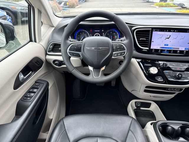 Used 2024 Chrysler Pacifica Touring-L FWD image 30