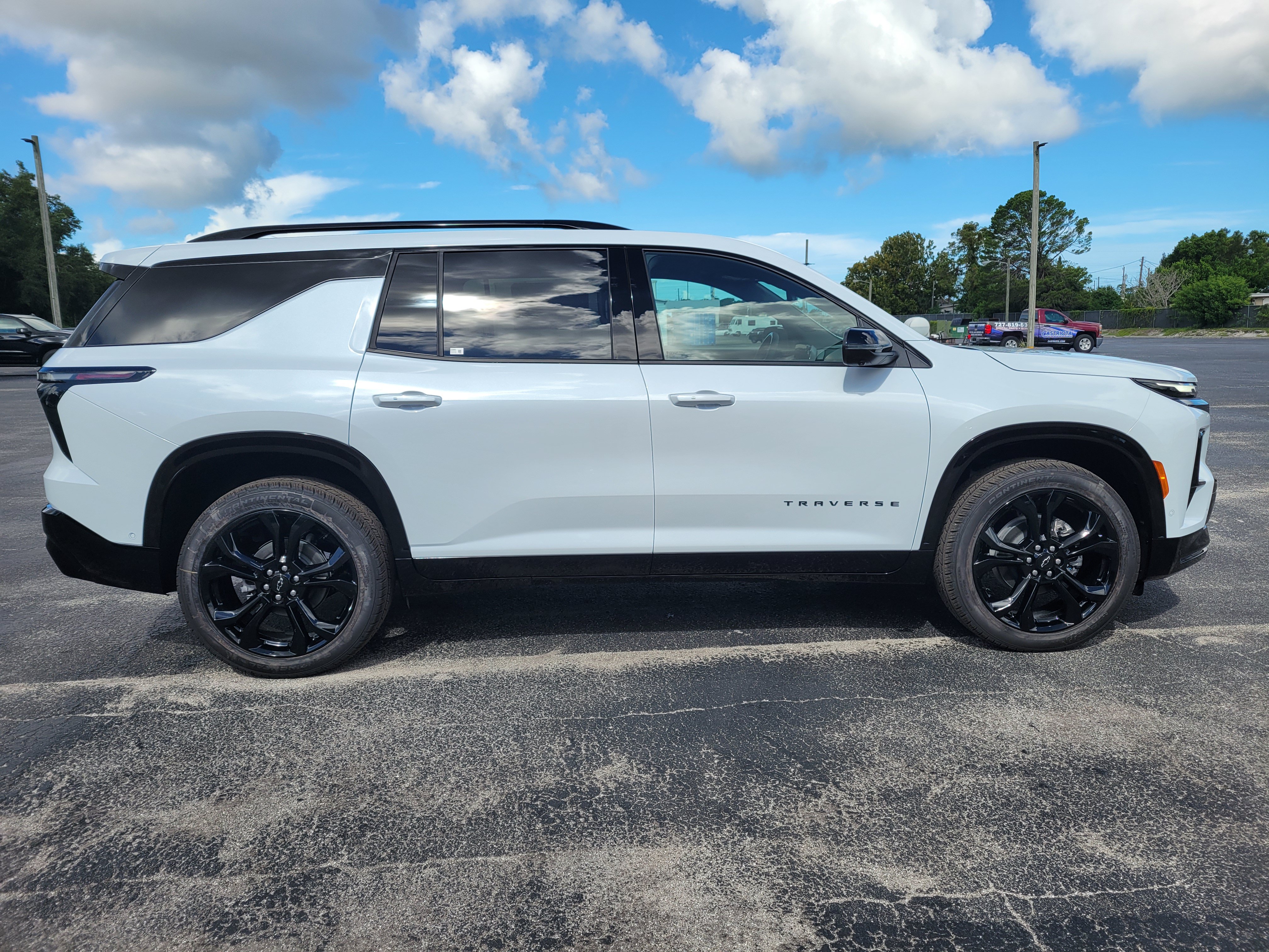 New 2027 Chevrolet Traverse RS w/ LPO, Floor Liner Package FWD image 4