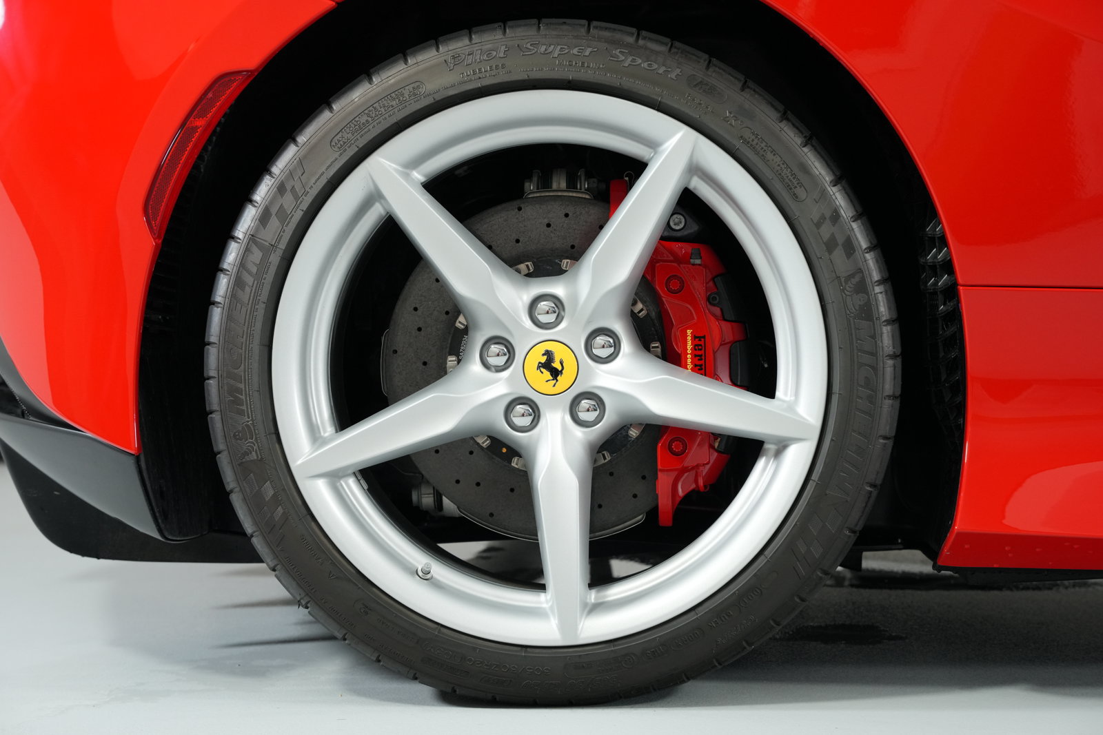 Used 2023 Ferrari F8 Spider RWD image 17