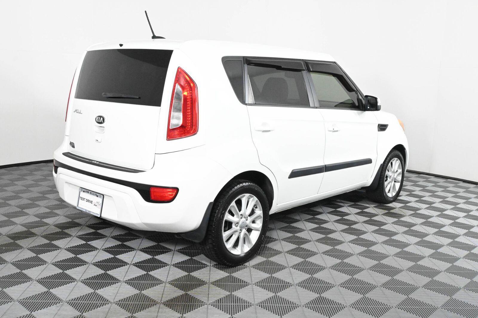 Used 2013 Kia Soul ! w/ Premium Pkg FWD image 8