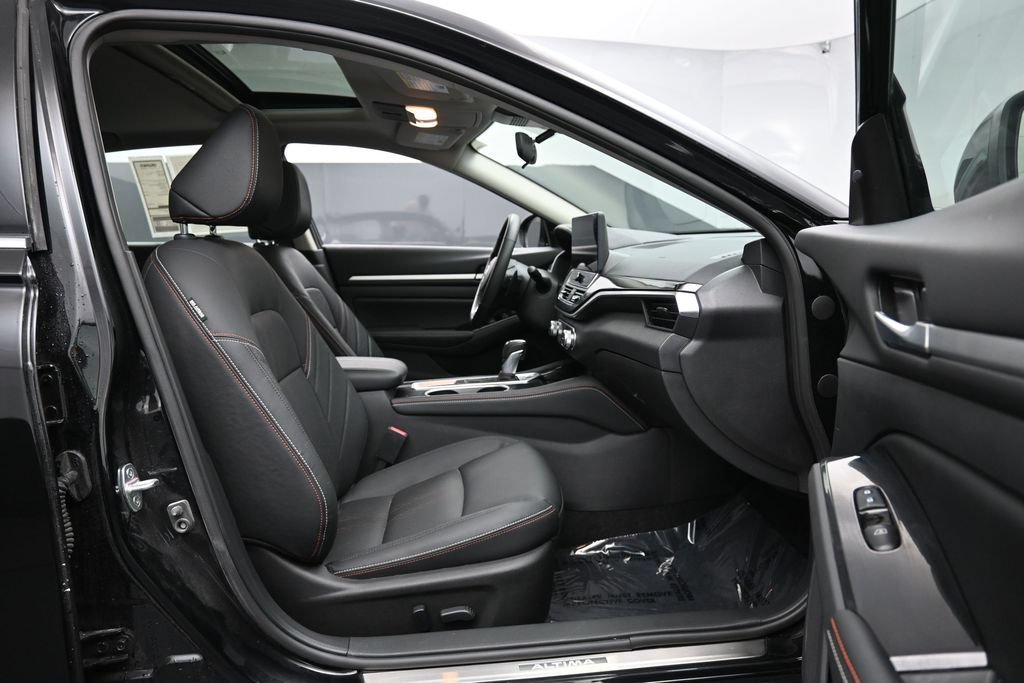 Used 2025 Nissan Altima 2.5 SR w/ SR Premium Package FWD image 28