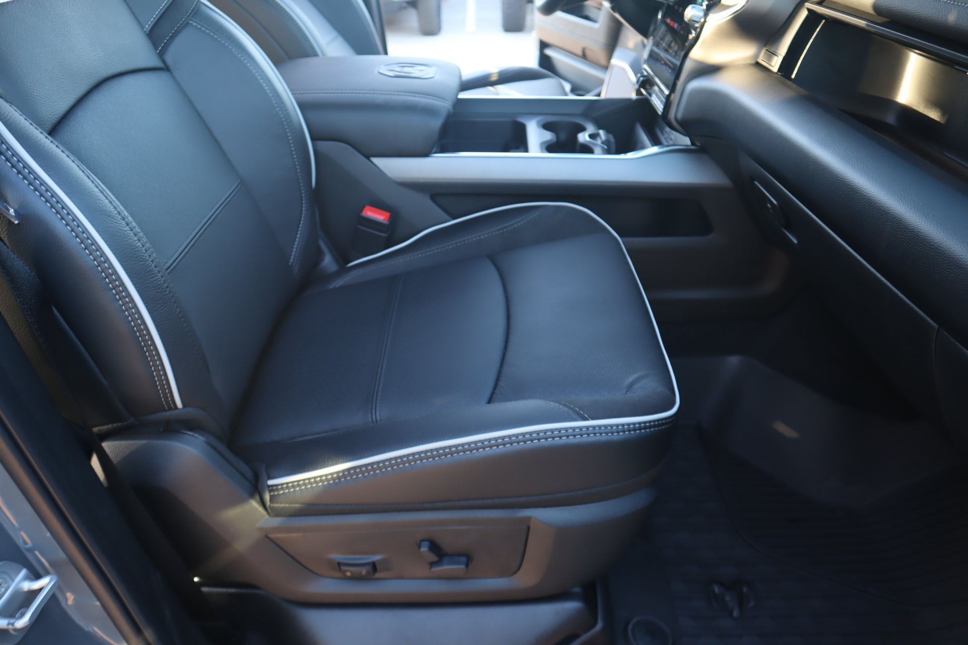 New 2027 RAM 3500 Laramie AWD/4WD image 14