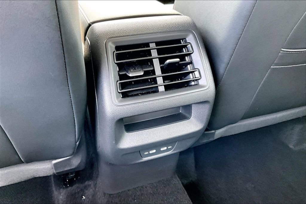 Certified 2025 Volkswagen Tiguan SE image 18