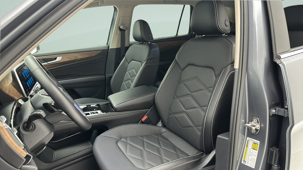 Used 2025 Volkswagen Atlas SE AWD/4WD image 14