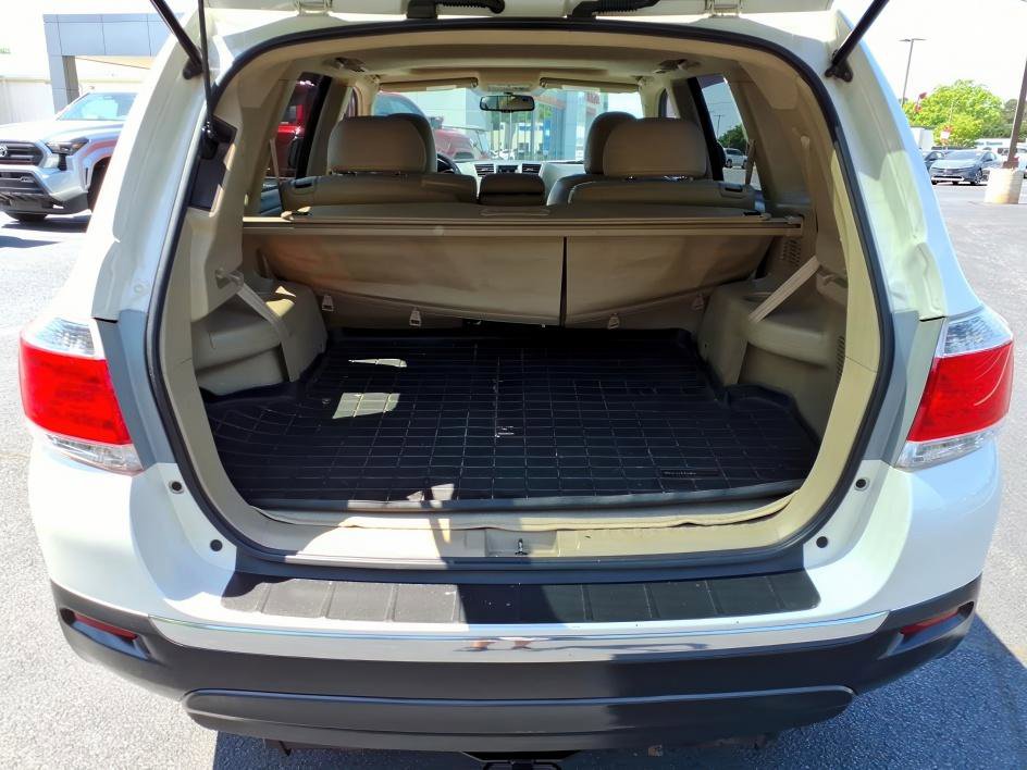 Used 2011 Toyota Highlander SE w/ Tow Pkg FWD image 10