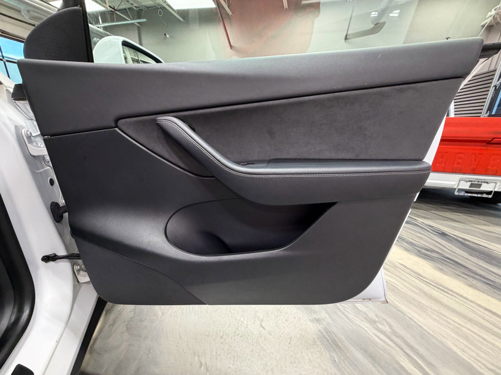 Used 2021 Tesla Model Y Long Range AWD/4WD image 40
