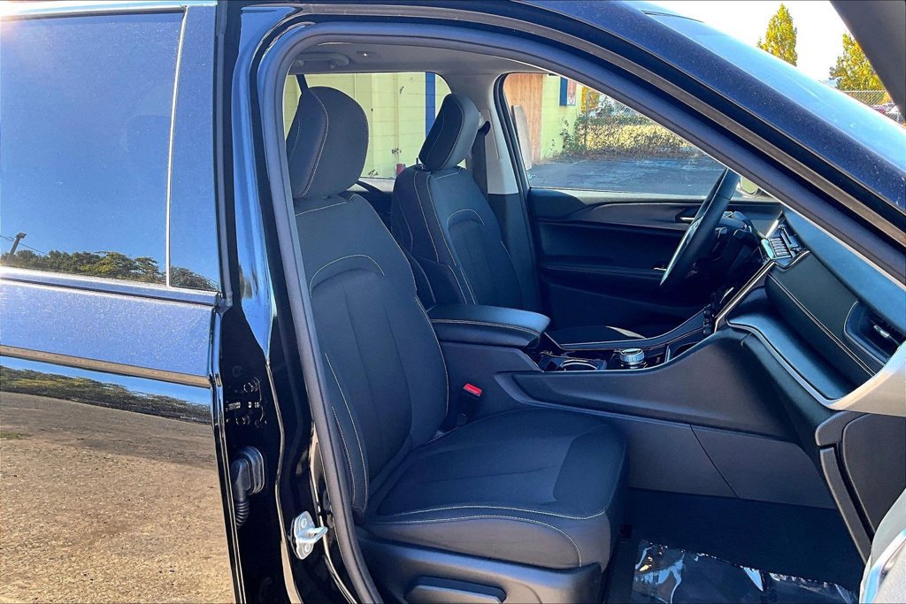 Used 2023 Jeep Grand Cherokee Laredo w/ Luxury Tech Group I AWD/4WD image 10