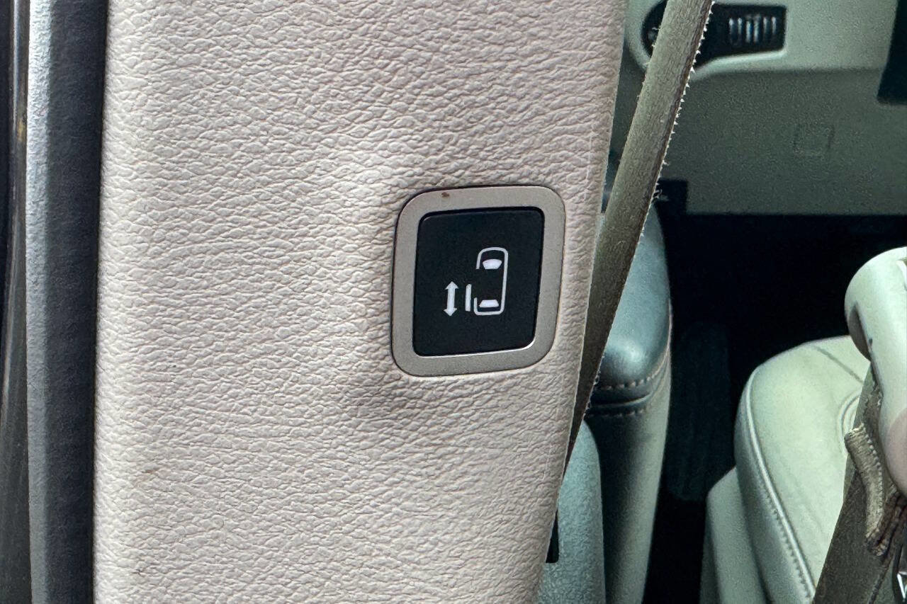 Used 2019 Chrysler Pacifica Touring-L image 18