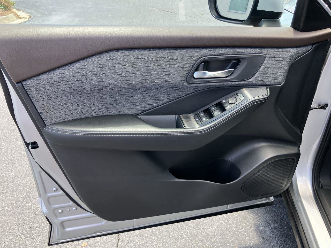Used 2023 Nissan Rogue SV AWD/4WD image 13