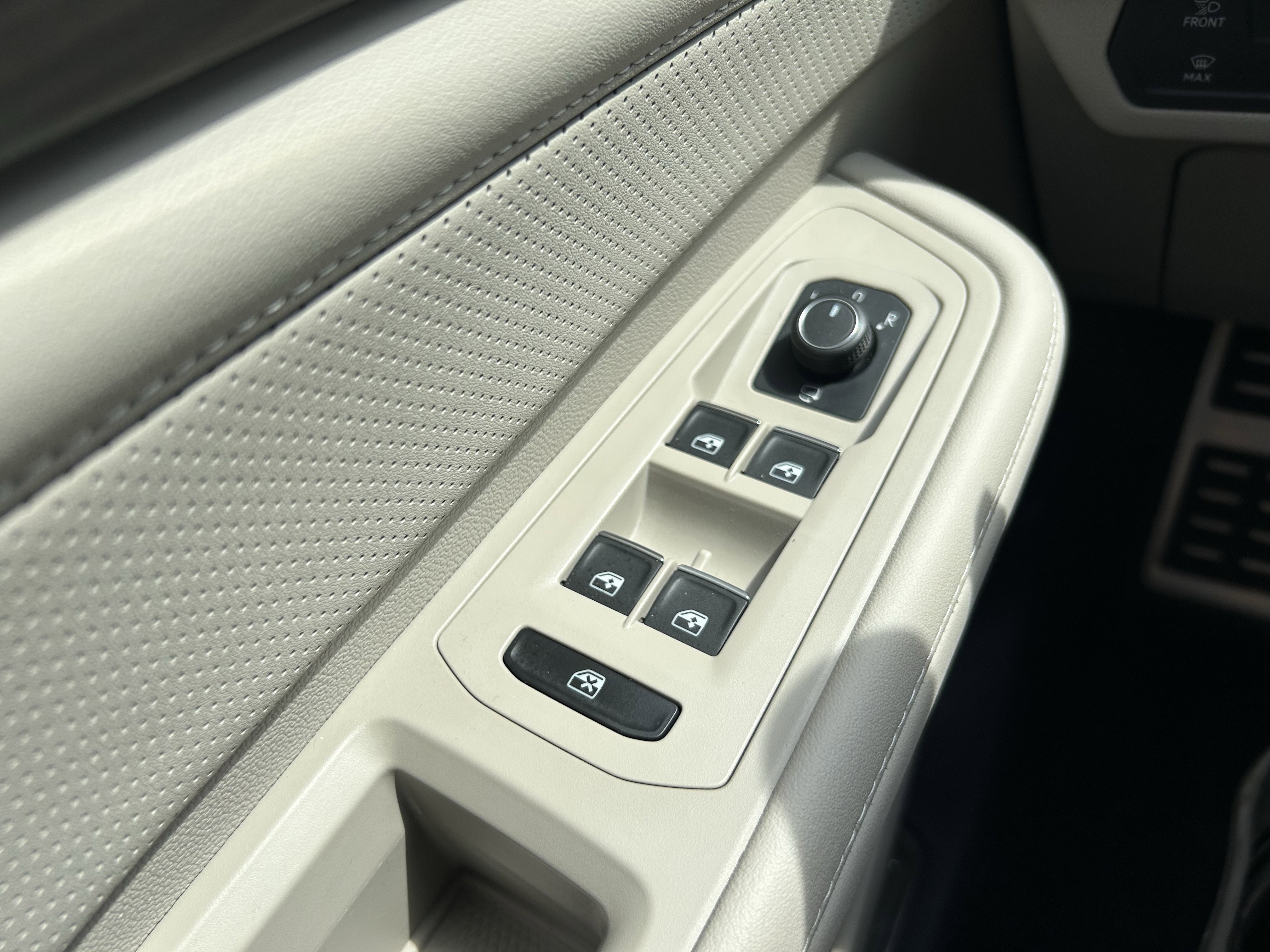 Used 2024 Volkswagen Atlas SEL Premium R-Line image 21