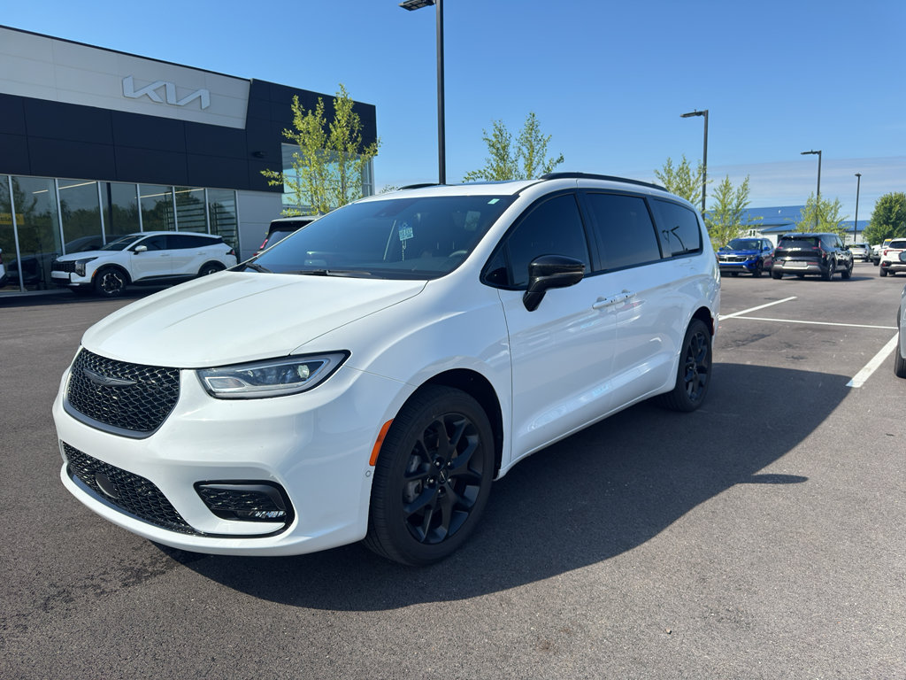 Used 2023 Chrysler Pacifica Limited w/ S Appearance Package AWD/4WD image 2