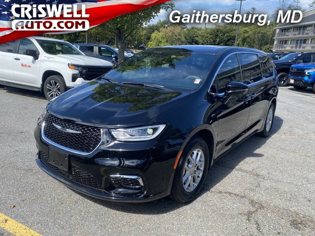 Used 2025 Chrysler Pacifica Select