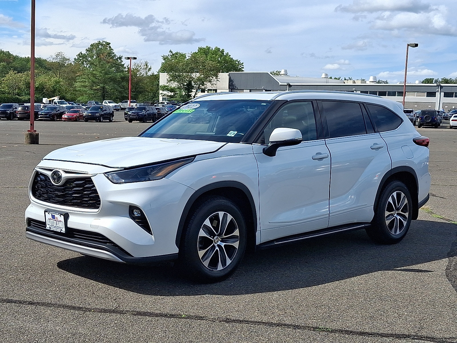 Used 2022 Toyota Highlander XLE AWD/4WD image 3