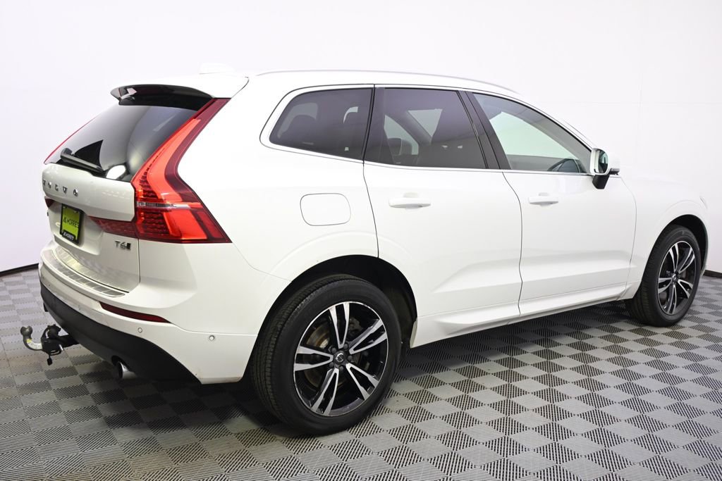 Used 2018 Volvo XC60 T6 Momentum w/ Vision Package image 3