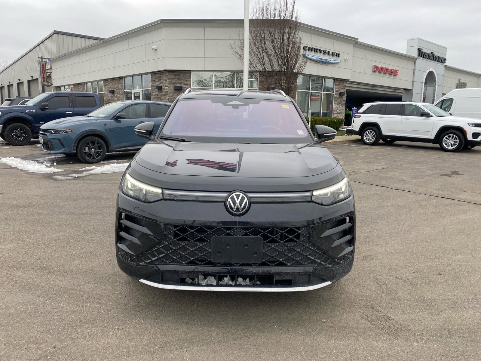 Used 2025 Volkswagen Tiguan SEL R-Line image 2