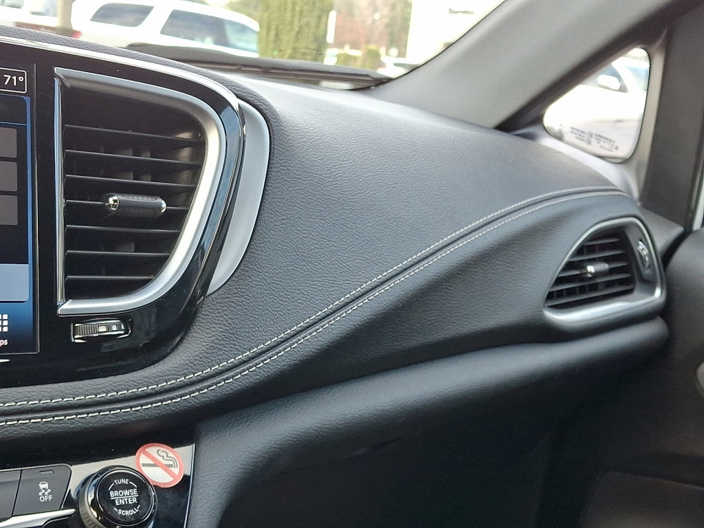 Used 2025 Chrysler Pacifica Limited image 32