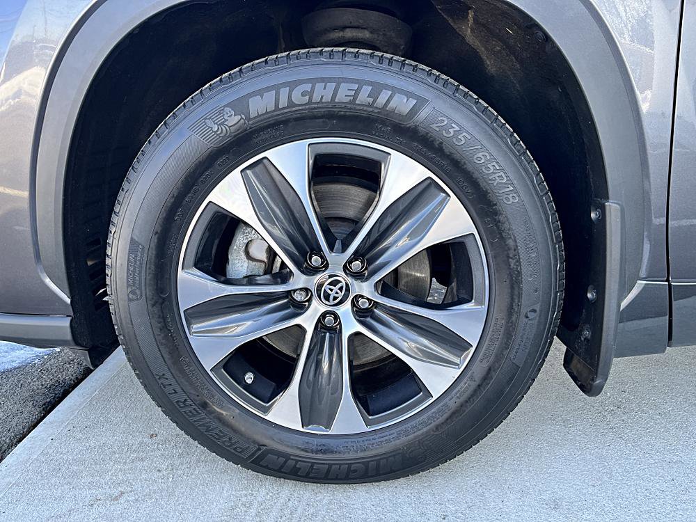 Used 2023 Toyota Highlander XLE AWD/4WD image 28