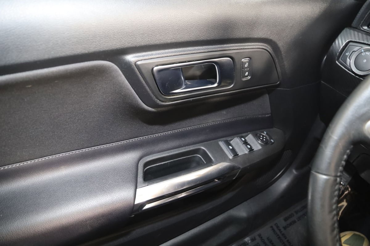 Used 2020 Ford Mustang Convertible RWD image 33