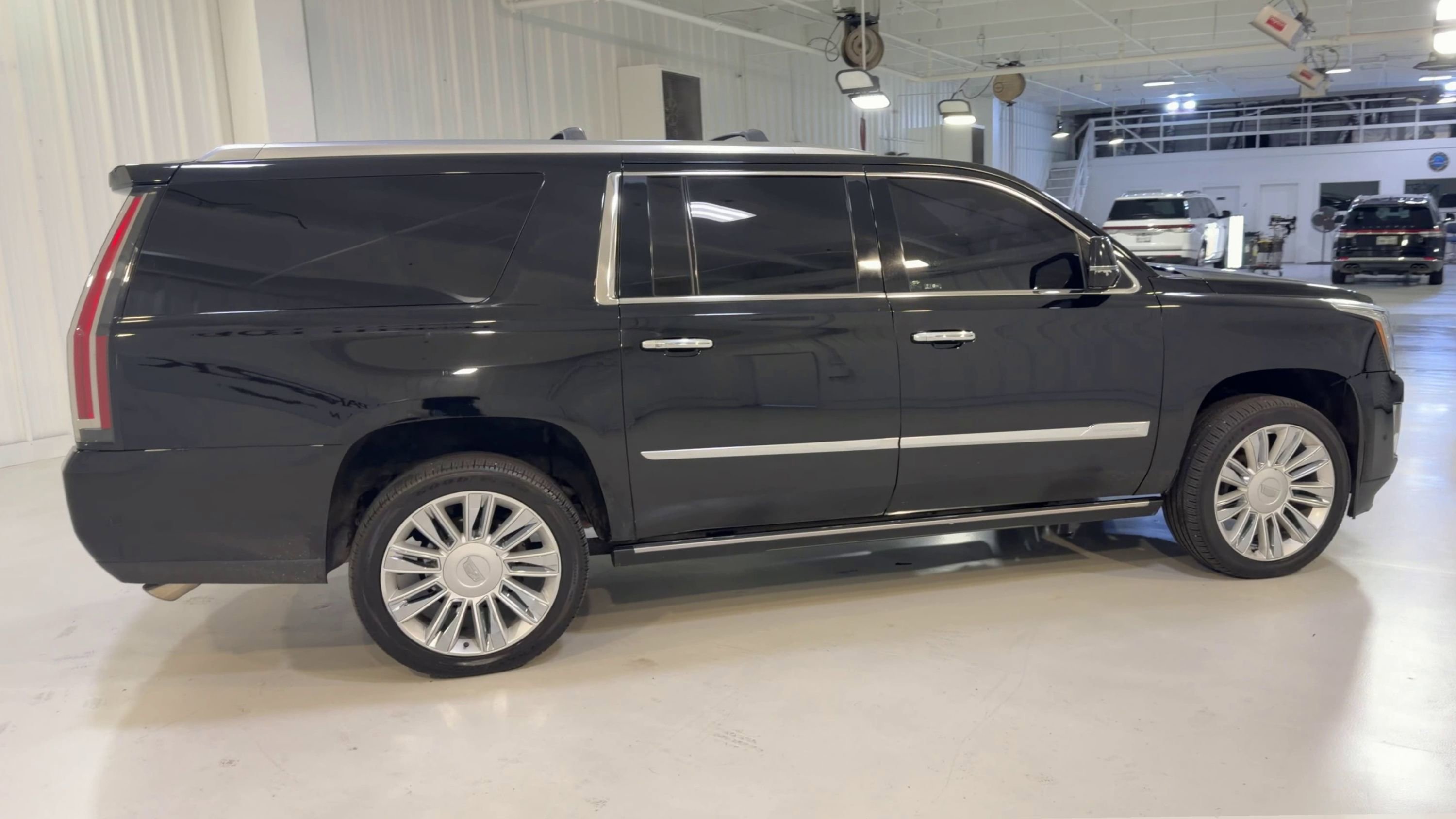 Used 2017 Cadillac Escalade ESV Platinum RWD image 2
