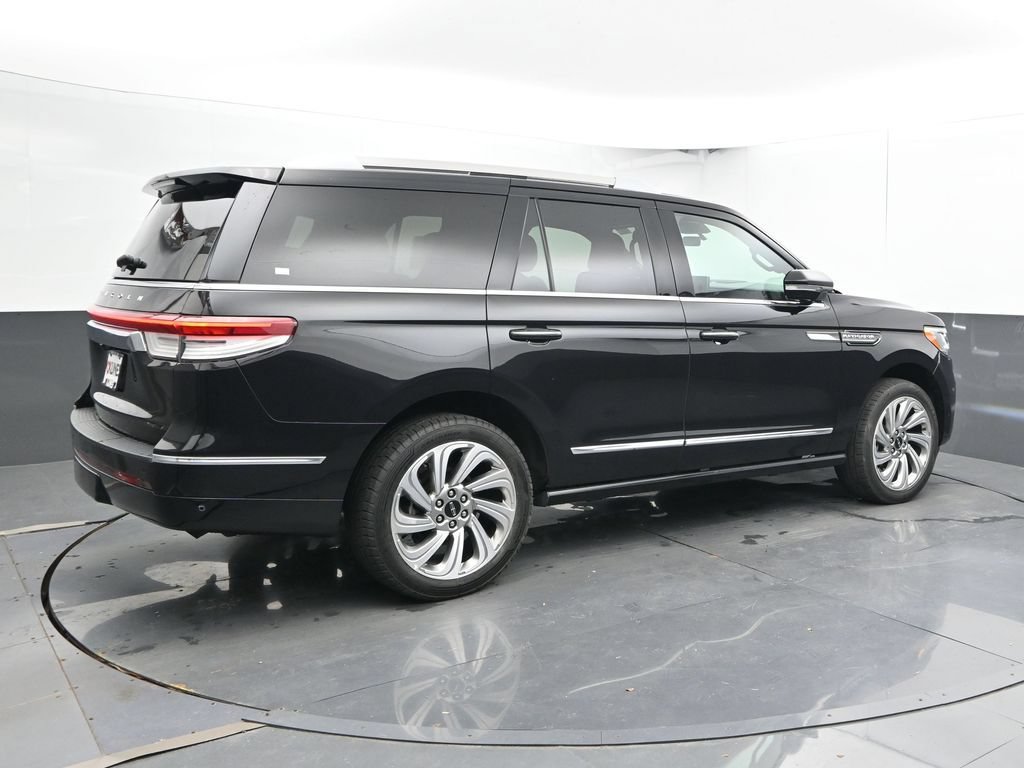 Used 2024 Lincoln Navigator Premiere AWD/4WD image 3