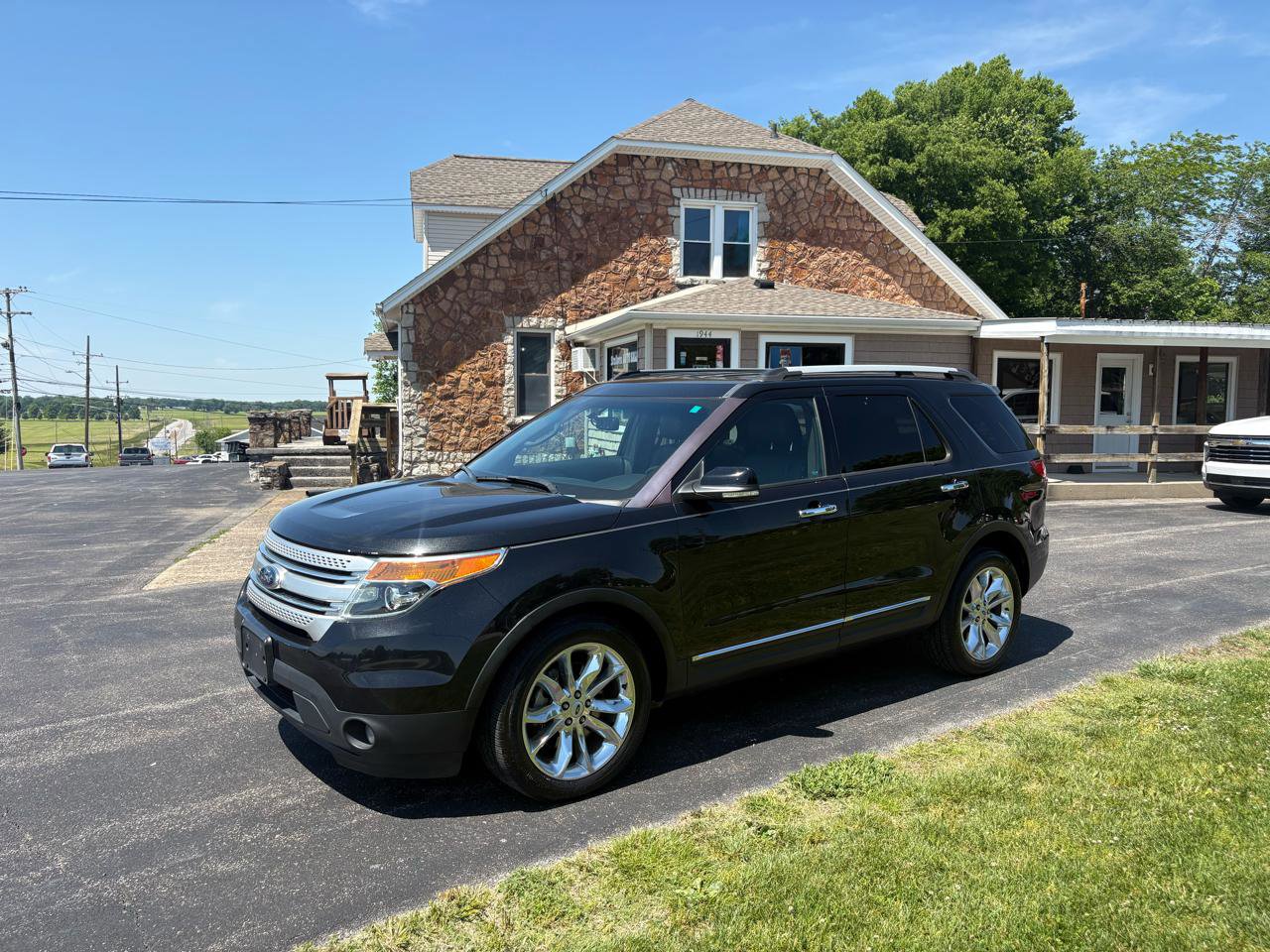 Used 2015 Ford Explorer XLT w/ Equipment Group 202B FWD image 1
