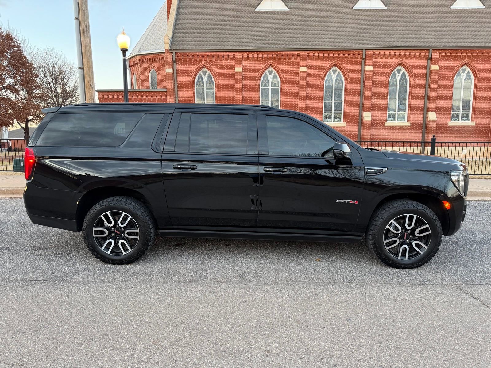 Used 2023 GMC Yukon XL AT4 w/ AT4 Premium Package image 2
