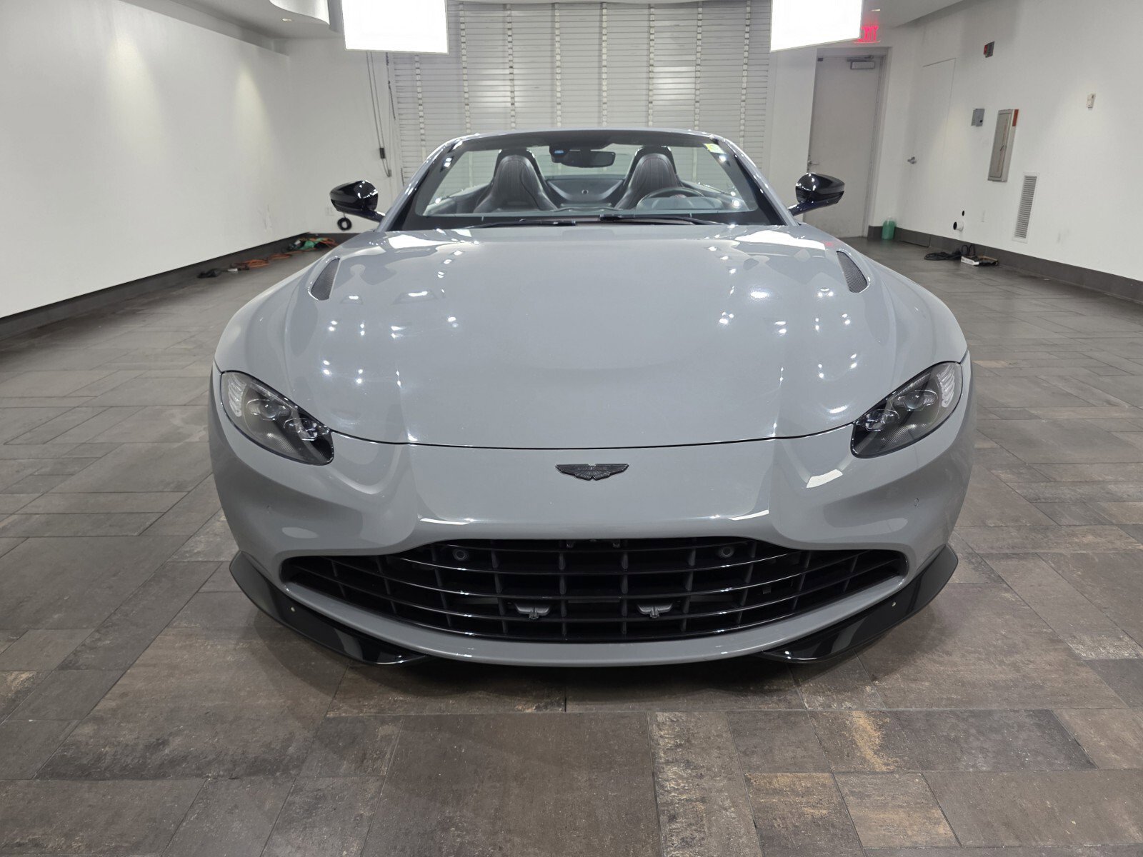 Used 2023 Aston Martin V8 Vantage Roadster image 7