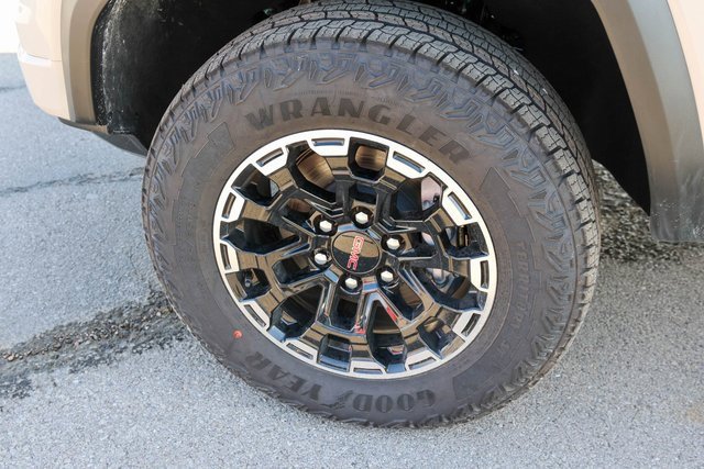New 2026 GMC Canyon AT4 w/ AT4 Premium Package image 5