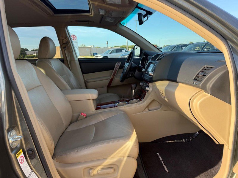 Used 2012 Toyota Highlander Limited w/ Tow Pkg AWD/4WD image 10