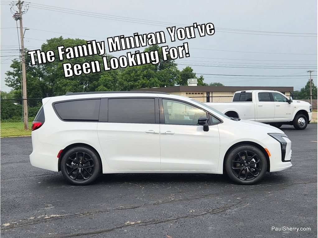 New 2027 Chrysler Pacifica Limited FWD image 2