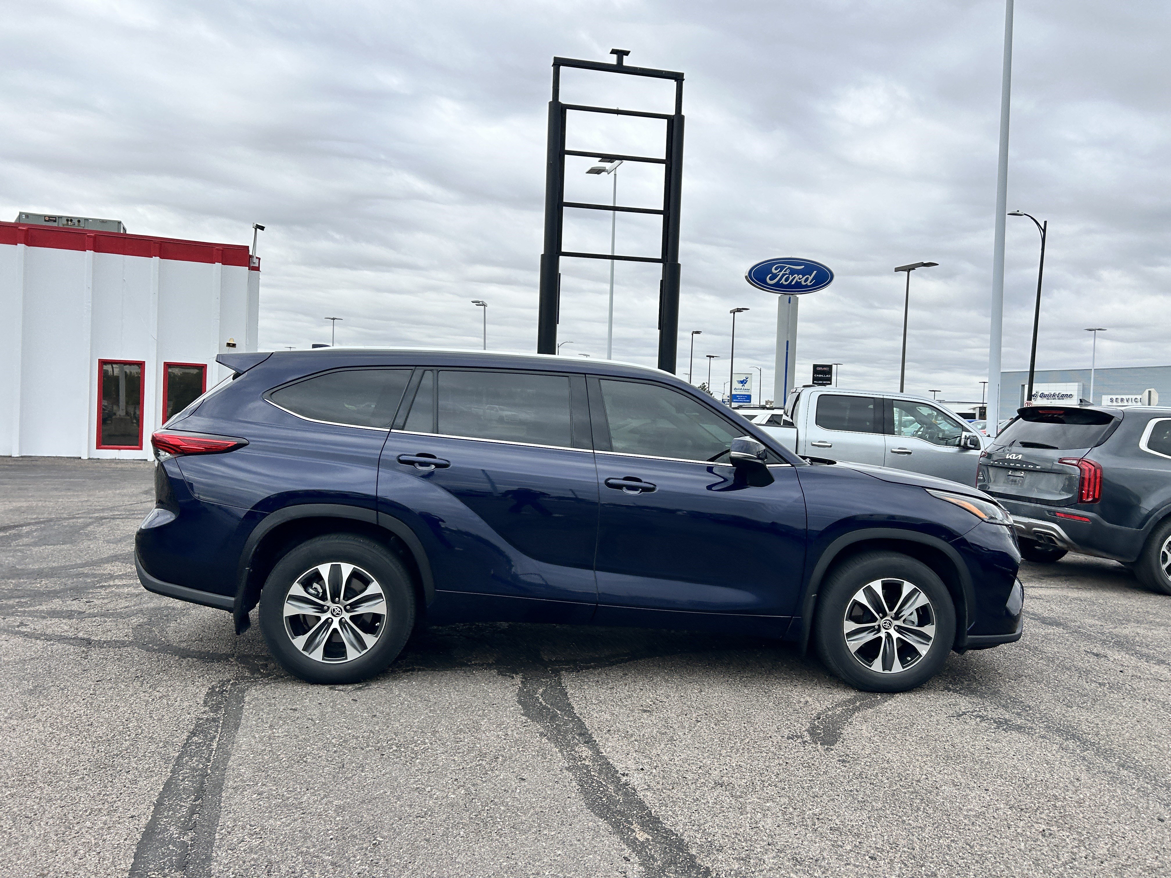 Used 2021 Toyota Highlander XLE AWD/4WD image 6