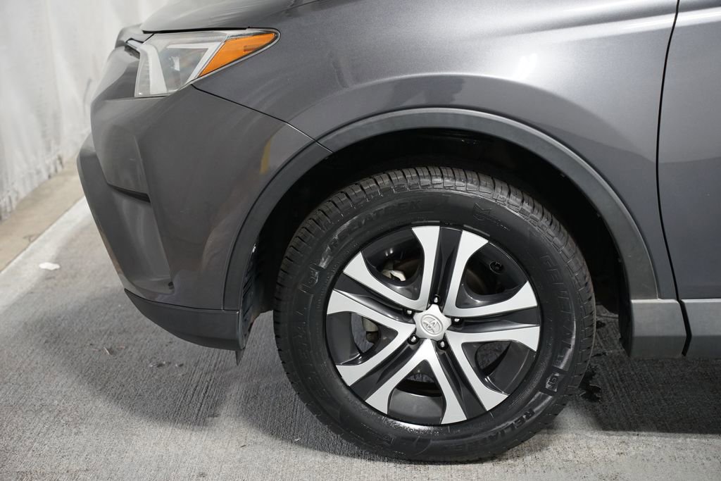 Used 2018 Toyota RAV4 LE FWD image 5