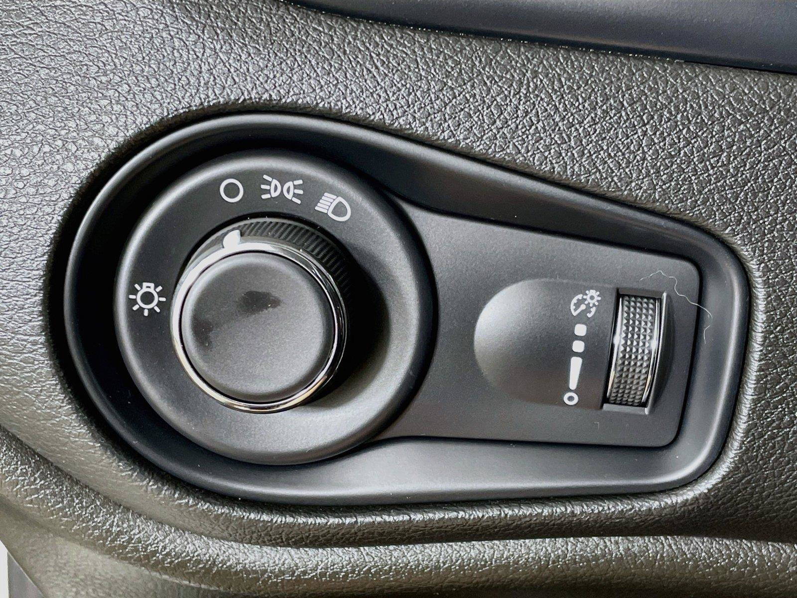 Used 2023 Jeep Renegade Latitude AWD/4WD image 14