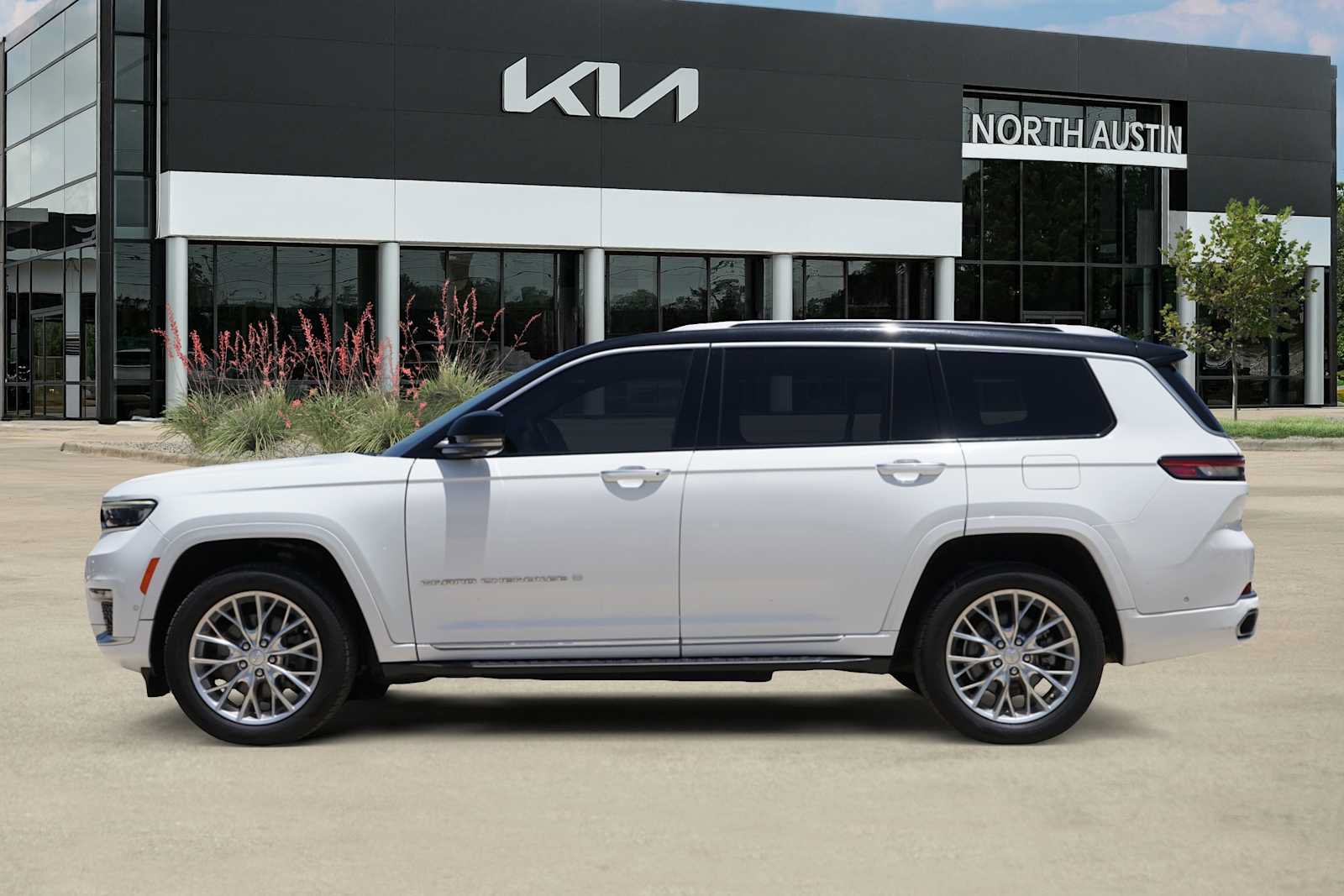 Used 2021 Jeep Grand Cherokee L Summit w/ Luxury Tech Group V RWD image 3