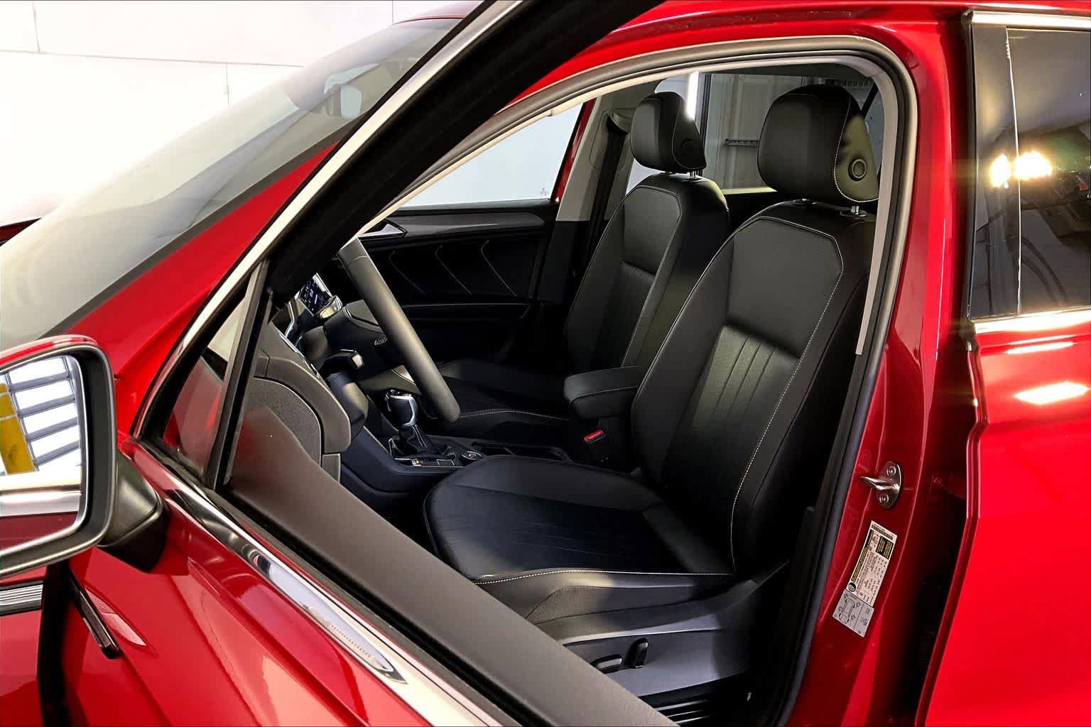 Used 2022 Volkswagen Tiguan SE w/ Panoramic Sunroof Package AWD/4WD image 9