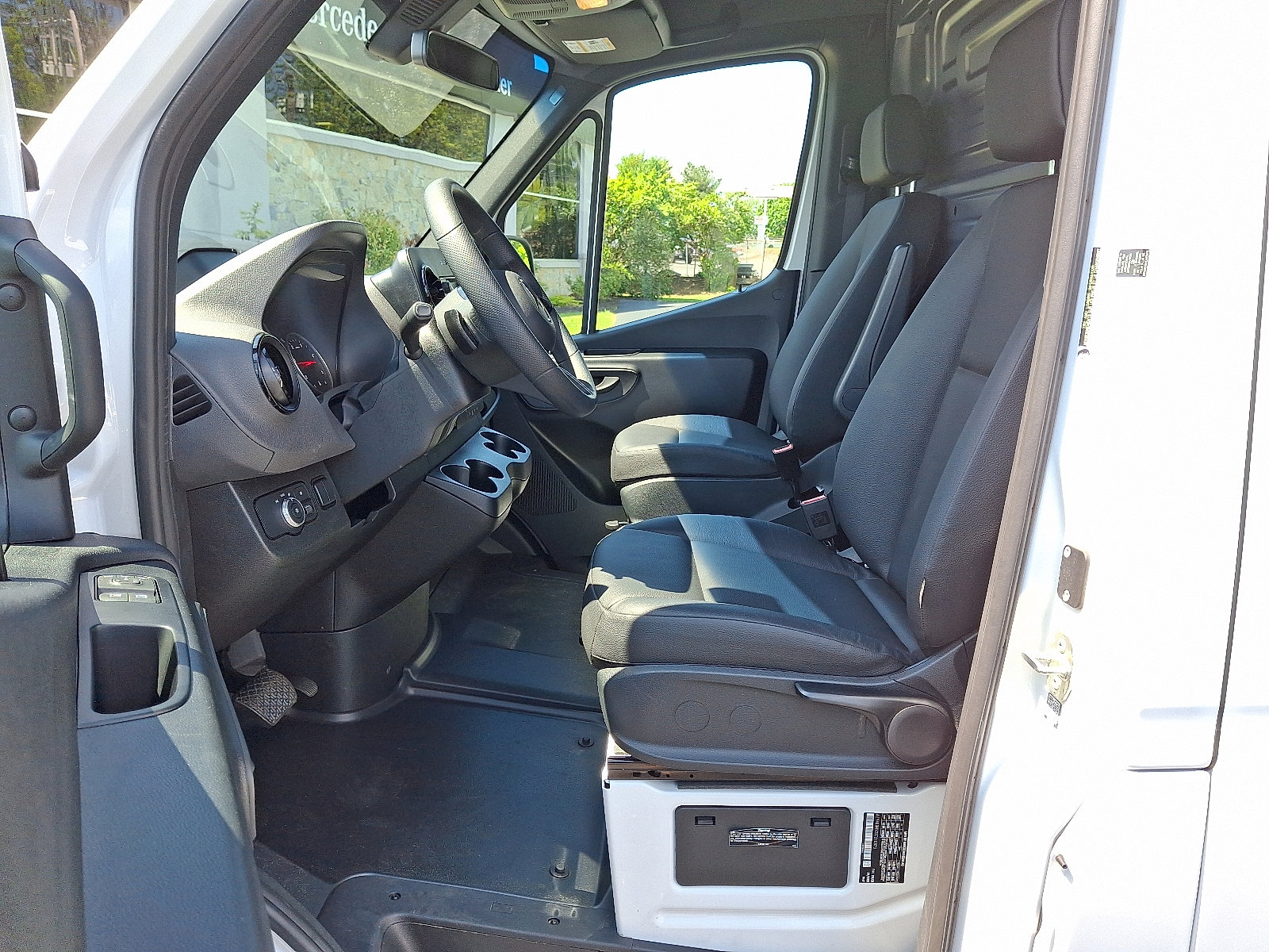 Used 2025 Mercedes-Benz Sprinter 2500 image 14
