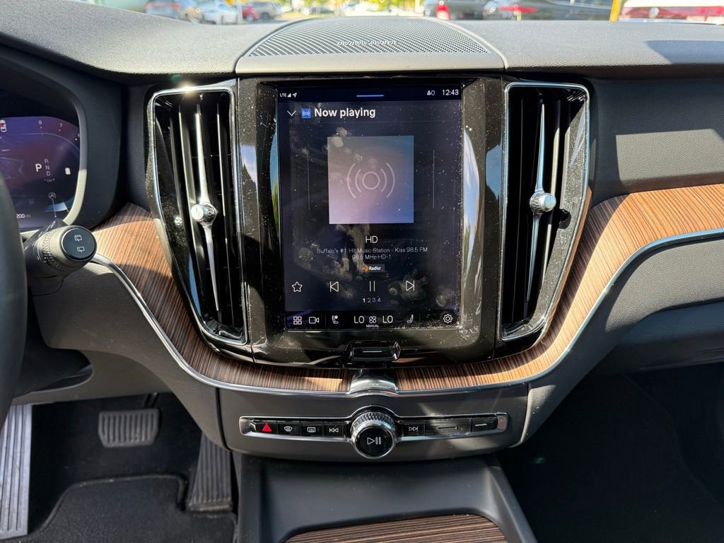 Used 2023 Volvo XC60 B5 Plus image 14