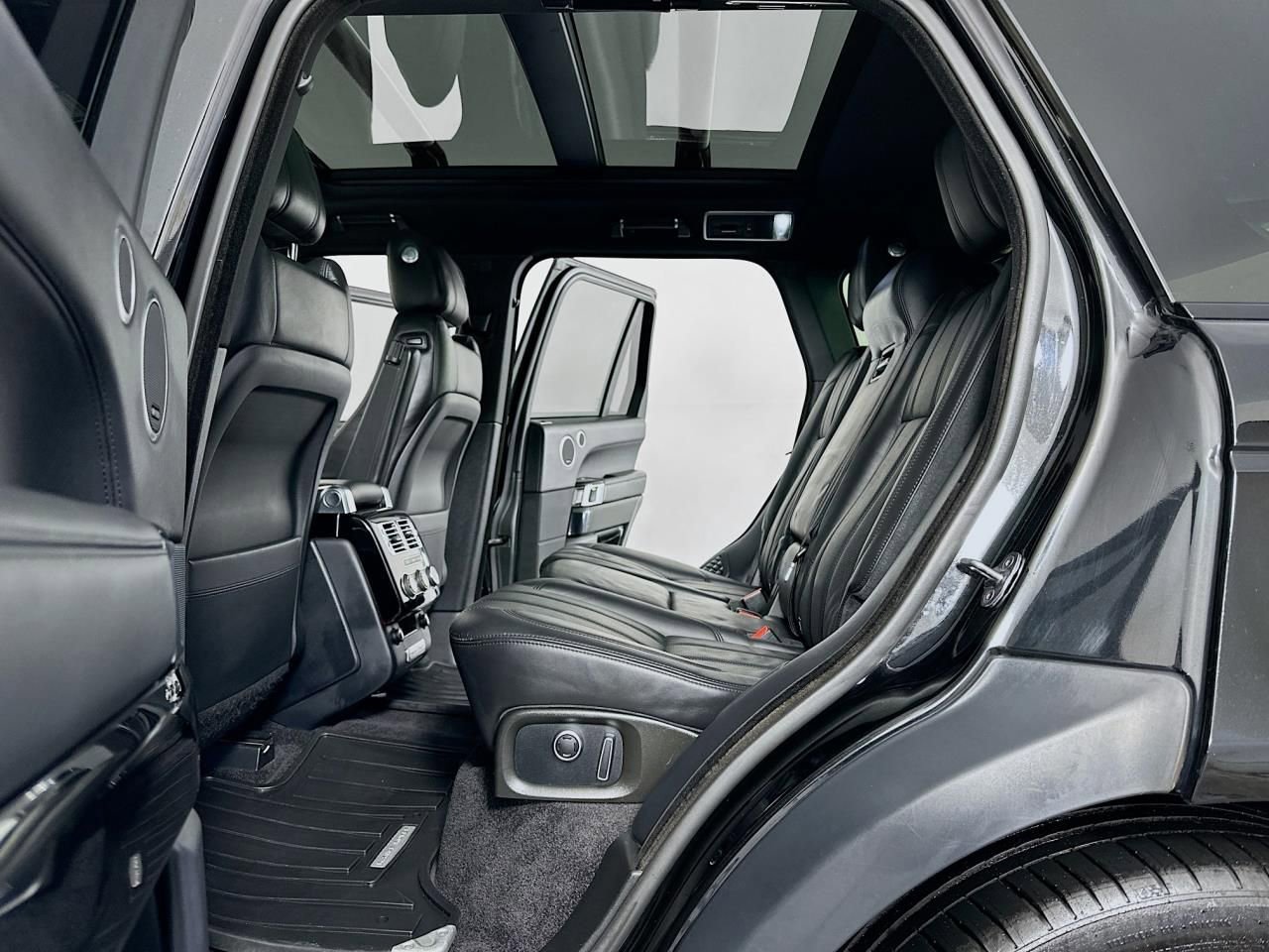 Used 2016 Land Rover Range Rover Supercharged image 31