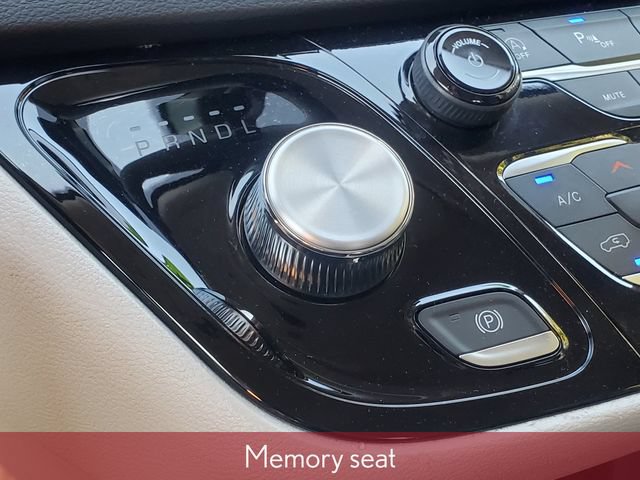 Used 2024 Chrysler Pacifica Touring-L FWD image 23