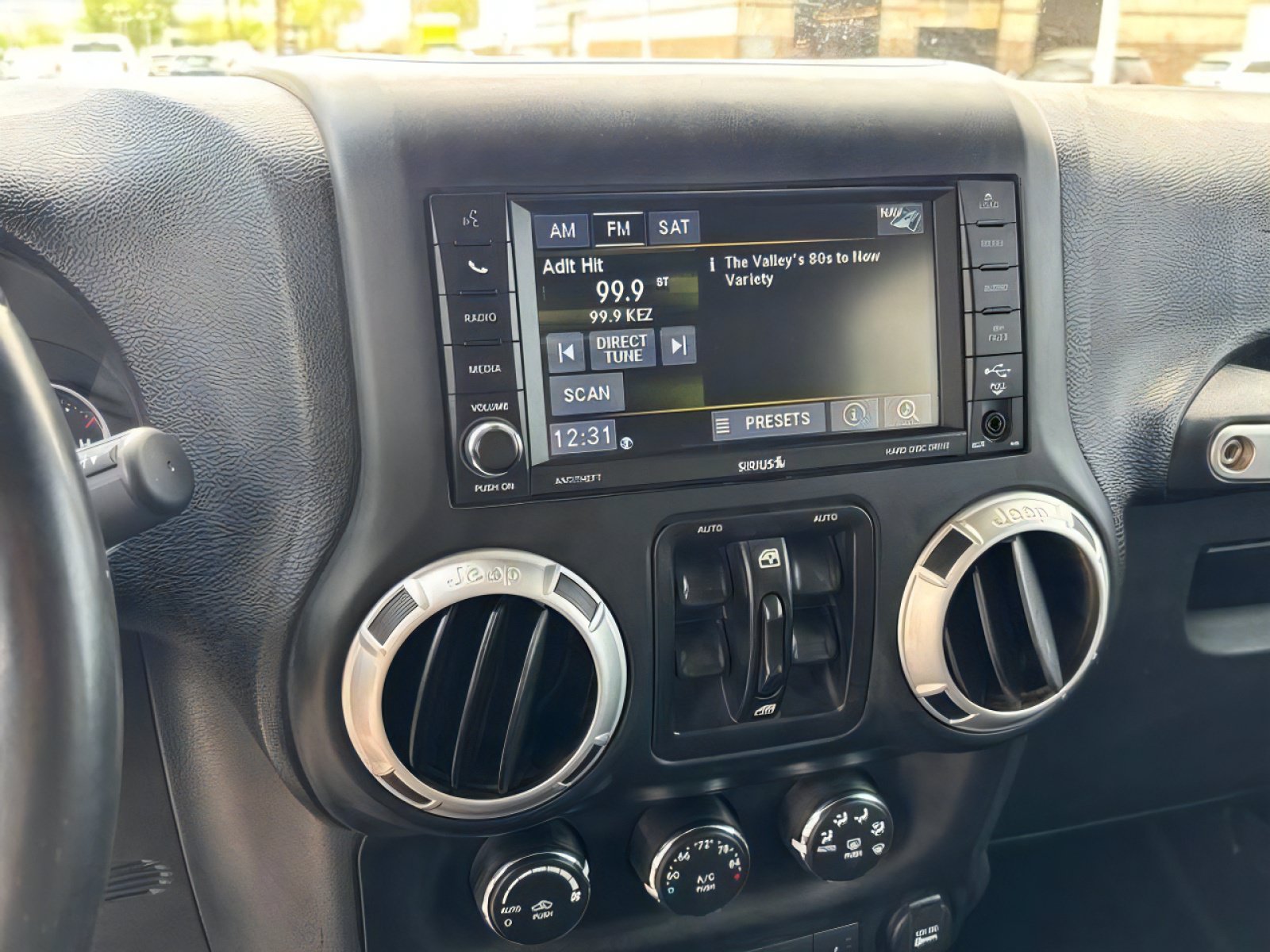 Used 2016 Jeep Wrangler Unlimited Rubicon w/ Connectivity Group AWD/4WD image 13