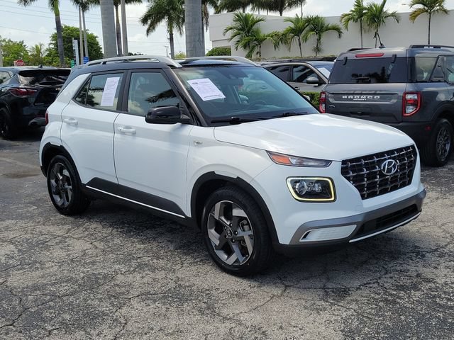 Used 2022 Hyundai Venue Limited w/ Cargo Package FWD image 2