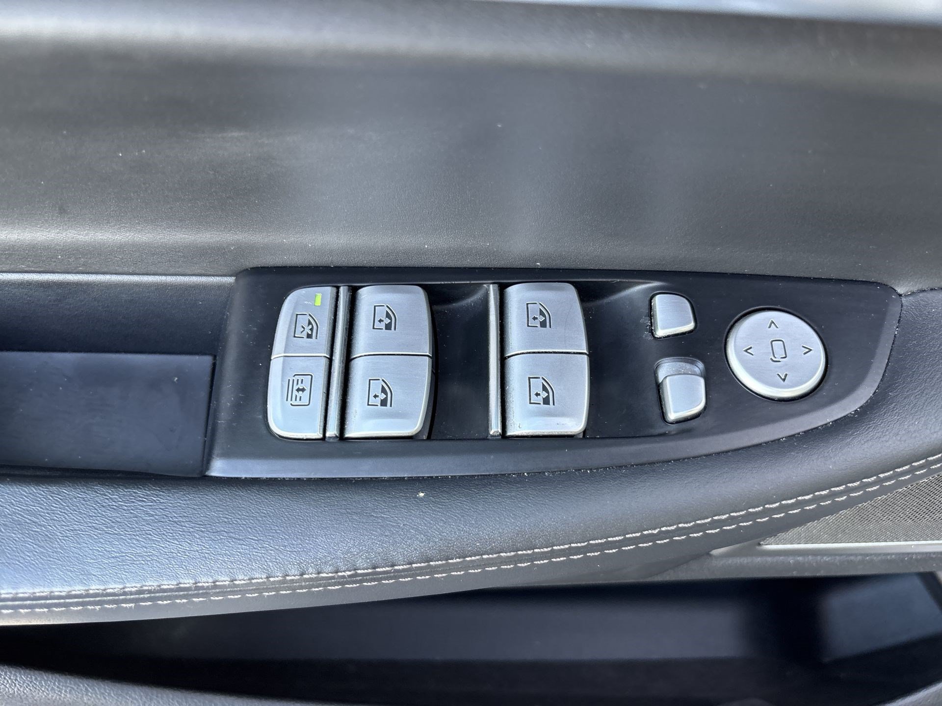 Used 2019 BMW 750i w/ M Sport Package RWD image 15