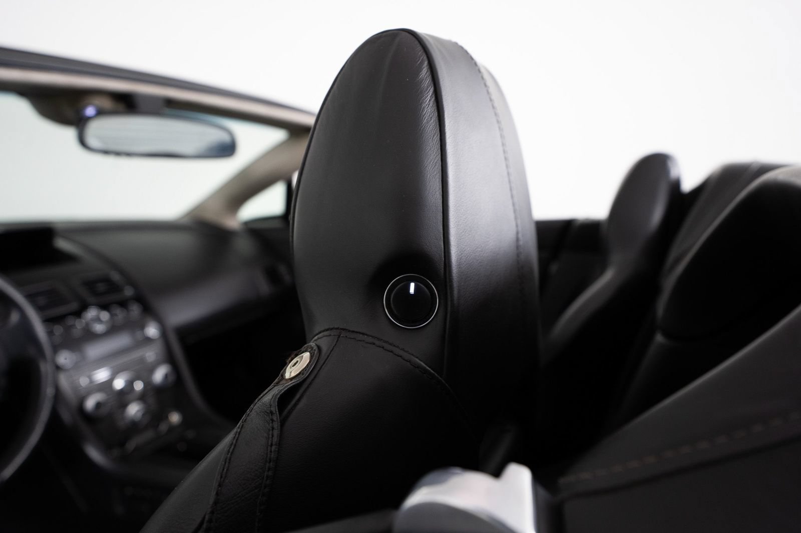 Used 2012 Aston Martin V8 Vantage Roadster RWD image 20
