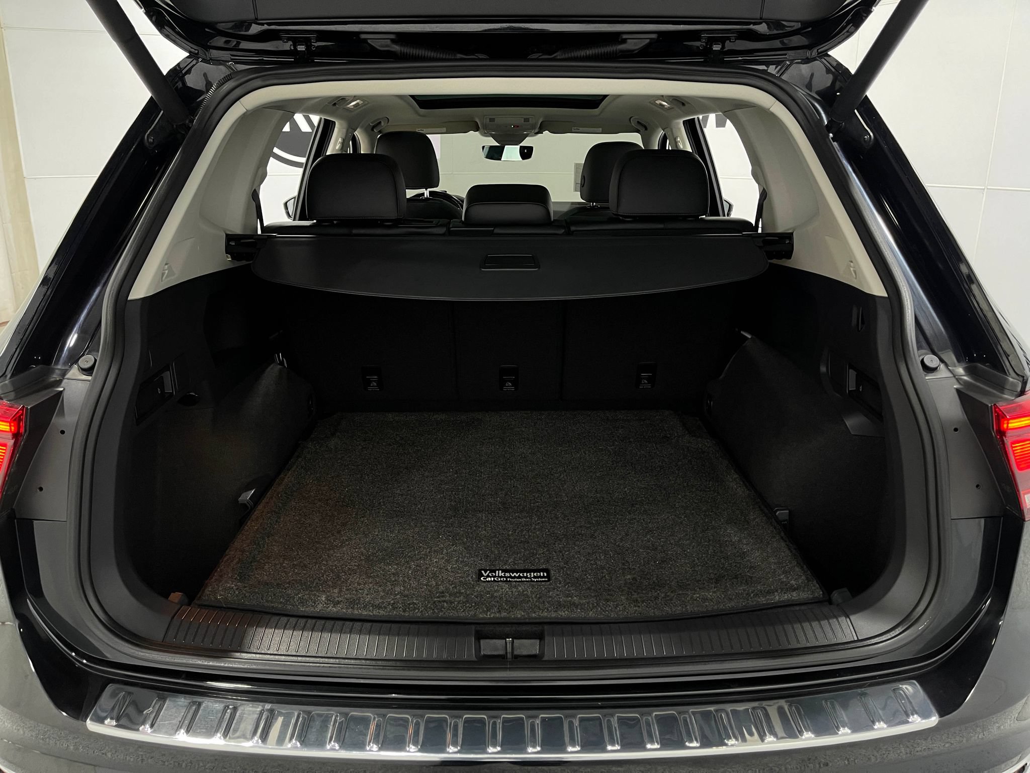 Used 2021 Volkswagen Tiguan SEL AWD/4WD image 26
