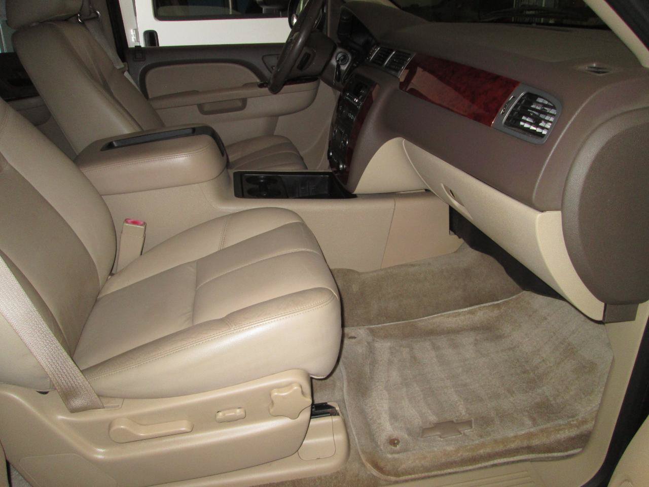 Used 2012 Chevrolet Suburban LT AWD/4WD image 4