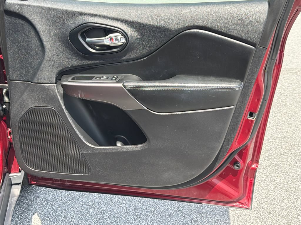 Used 2021 Jeep Cherokee Latitude FWD image 14