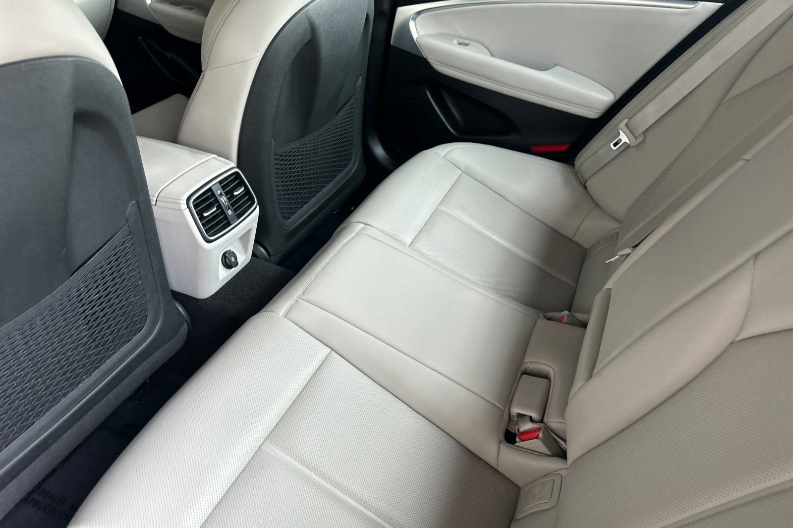 Used 2023 Genesis G70 2.0T image 14