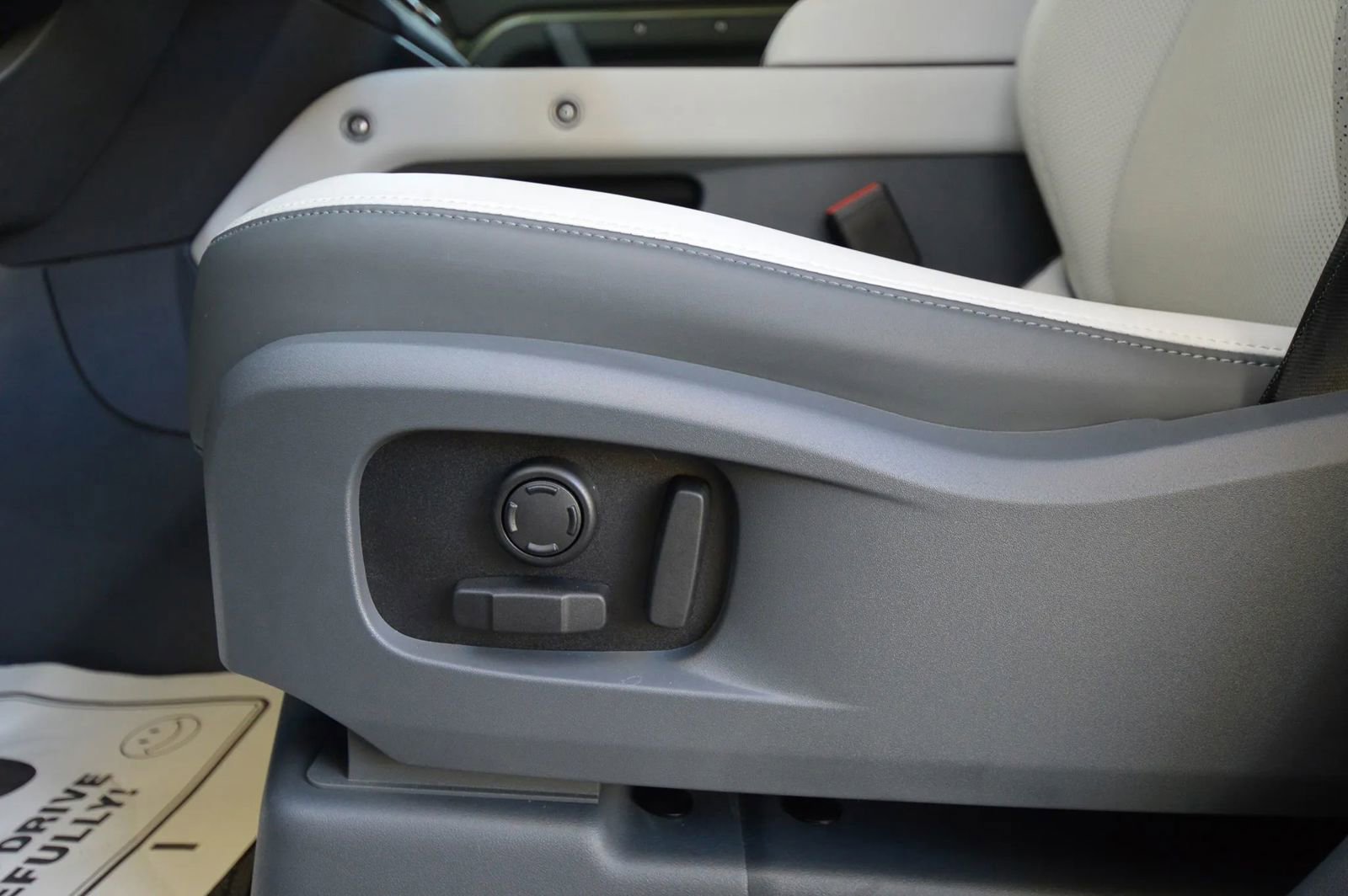 Used 2025 Land Rover Defender 110 X-Dynamic SE image 26